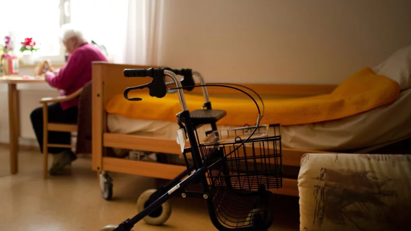 Struktur gibt Sicherheit: Ein geregelter Tagesrhythmus hilft besonders bei Demenz und kann das Einschlafen erleichtern. - © Arno Burgi/dpa-Zentralbild/dpa-tmn