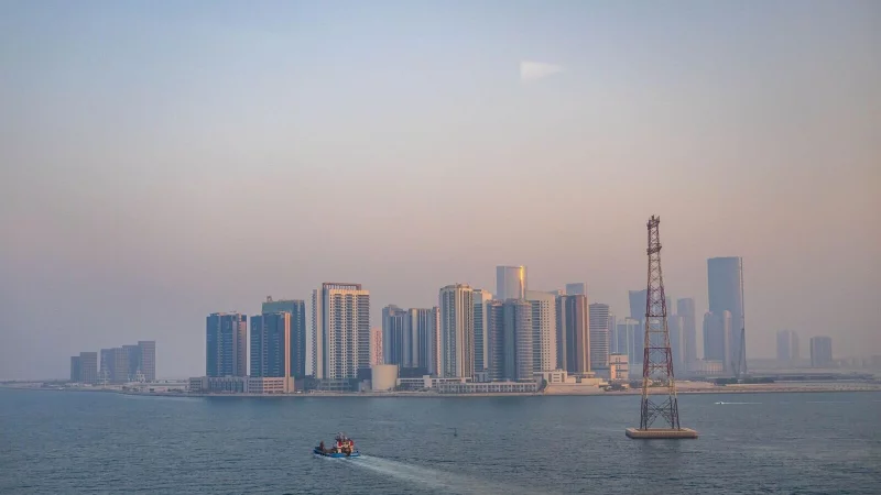 Sicherheitslage bleibt angespannt: Das Auswärtige Amt rät derzeit von nicht notwendigen Reisen in Länder wie die Vereinigten Arabischen Emirate oder Saudi-Arabien ab. - © Sina Schuldt/dpa/dpa-tmn