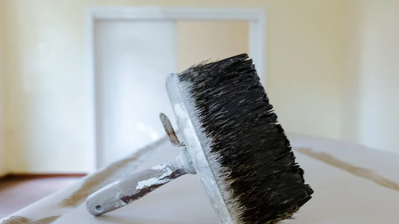 Beim Tapezieren von Strukturtapeten immer sorgfältig arbeiten und am besten die Wand, nicht die Tapete einkleistern. - © Markus Scholz/dpa-tmn