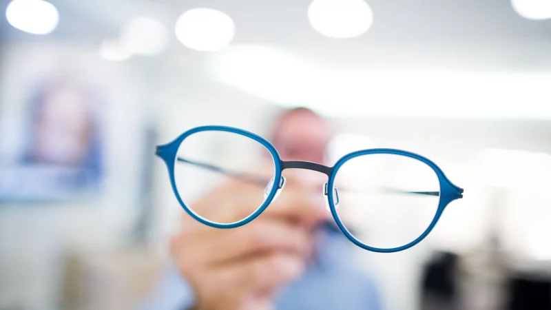 Auch wenn man f&uuml;r einen Zuschuss zur Brille infrage kommt, zahlt die Krankenkasse immer nur f&uuml;r die Brillengl&auml;ser. Die Fassung muss selbst bezahlt werden. - &copy; Rolf Vennenbernd/dpa/dpa-tmn