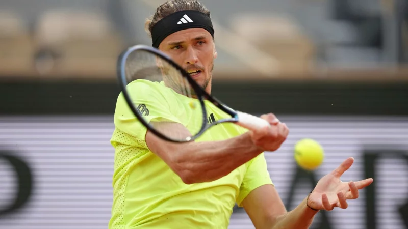Alexander Zverev wird nach seinem Viertelfinal-Aus in Paris am Montag in Stuttgart erwartet. - © Aurelien Morissard/AP/dpa