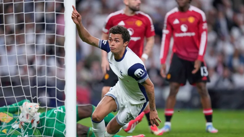 Brennan Johnson lässt die Spurs jubeln. - © Jose Breton/AP/dpa