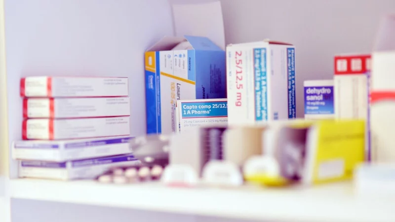 Für die Lagerung der Medikamente sollte man einen Ort wählen, in den wenig Sonnenlicht fällt. - © Maurizio Gambarini/dpa/dpa-tmn