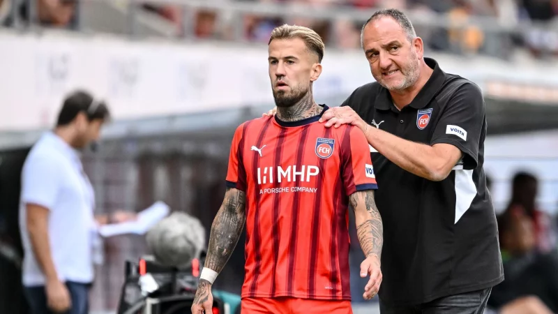 Trainer Frank Schmidt (r.) war mit seinem Team gegen Wolfsburg alles andere als zufrieden. - © Harry Langer/dpa