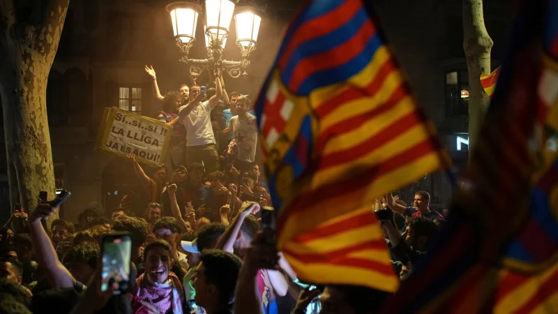 Die lange Partynacht der Barça-Fans. - © Emilio Morenatti/AP/dpa