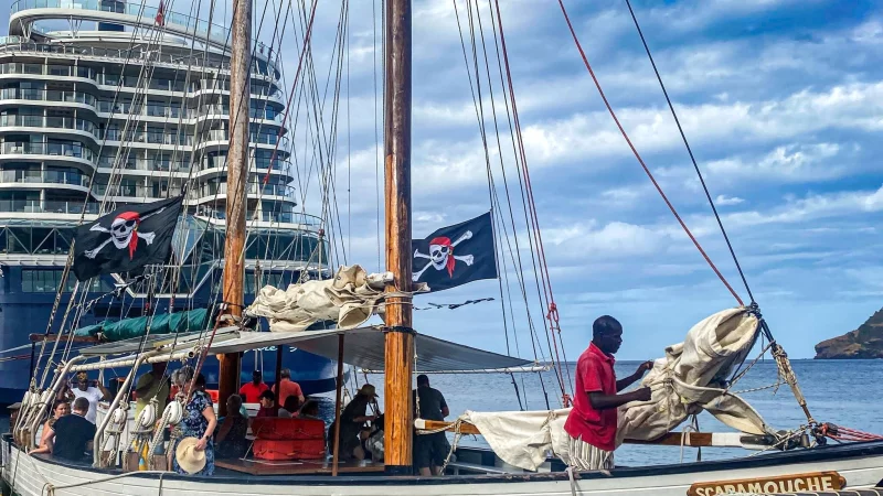 Mit dem Kreuzfahrtschiff werden die Inseln angesteuert, mit dem Schoner &laquo;Scaramouche&raquo; zeigt Waltie seinen G&auml;sten Filmschaupl&auml;tze. - &copy; Joachim Hauck/dpa-tmn