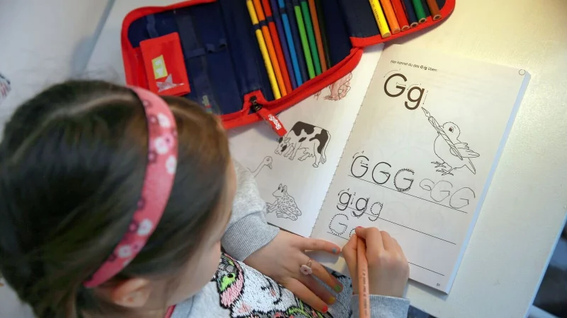 Was ist der Vorteil vom Schreiben mit Stift auf Papier? Es f&ouml;rdert laut einem Wissenschaftler buchst&auml;bliches Begreifen einzelner Zeichen und rasches Kombinieren oder Entziffern von Buchstabengruppen. - &copy; Mascha Brichta/dpa-tmn