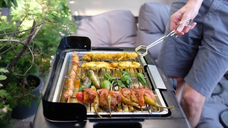 Nachhaltiger grillen geht auch elektrisch: Elektrogrills verursachen deutlich weniger Emissionen – besonders bei Nutzung von Ökostrom. - © Laura Ludwig/dpa-tmn/dpa