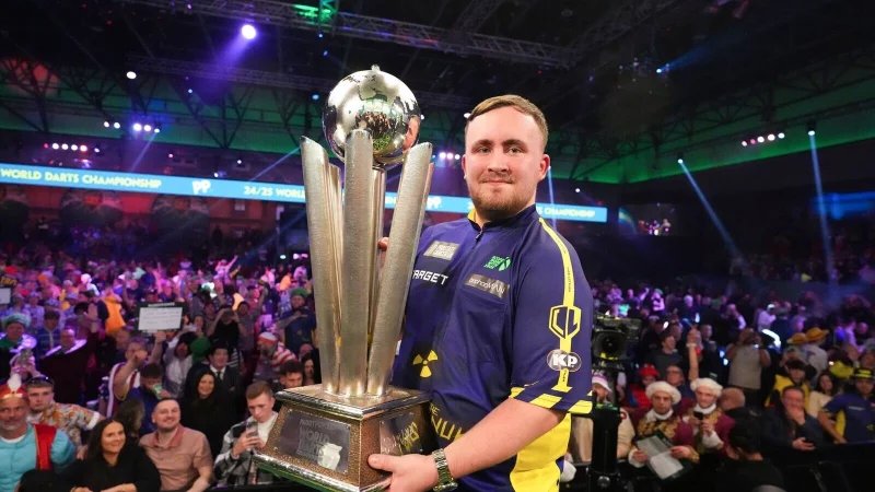 Weltmeister und World-Matchplay-Sieger: Luke Littler. (Archivbild) - &copy; Kirsty Wigglesworth/AP/dpa