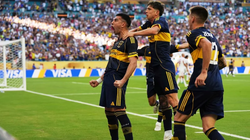 Rodrigo Battaglia (l) jubelt nach seinem Treffer für die Boca Juniors. - © Rebecca Blackwell/AP/dpa