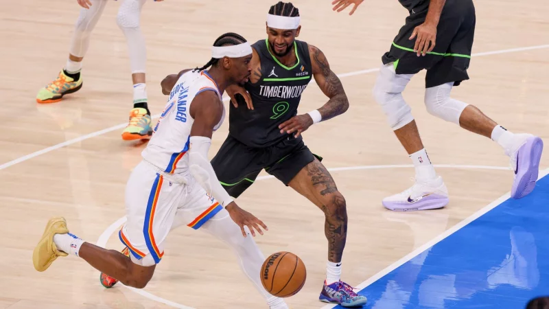 Shai Gilgeous-Alexander (l.) hatte eine durchwachsene erste Halbzeit und war am Ende dennoch der beste Werfer. - &copy; Nate Billings/AP/dpa