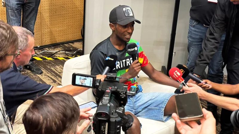 WM in Ruanda: Der eritreische Radprofi Biniam Girmay spricht während einer Pressekonferenz - © Felix Schröder/-/dpa