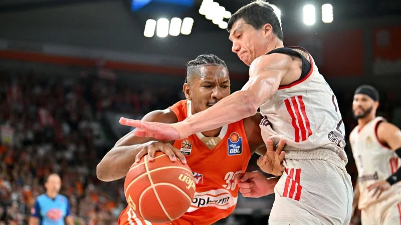 Ulms Karim Jallow (l.) im Duell mit Bayerns Vladimir Lucic. - © Jan-Philipp Strobel/dpa