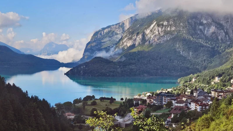 Der Lago Molveno liegt eingebettet zwischen den Brenta-Dolomiten und dem Paganella-Bergmassiv. - © Ute Müller/dpa-tmn