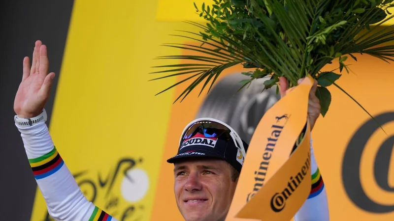 Wechsel zu Red Bull: Remco Evenepoel will noch öfter bei der Tour jubeln. - © Mosa\\\'ab Elshamy/AP/dpa