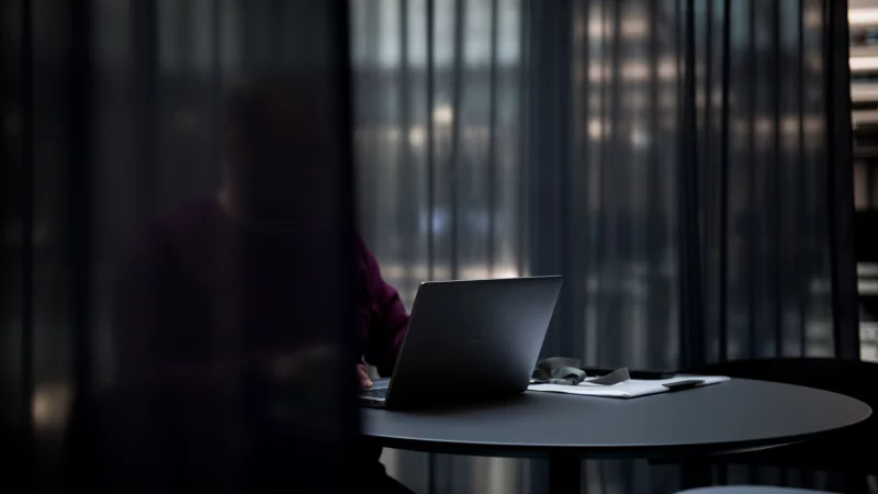 Der Zugriff auf dienstliche E-Mails durch einen Teamleiter ist bei berechtigtem Anlass erlaubt. Vorausgesetzt, berufliche Accounts werden rein geschäftlich genutzt. - © Zacharie Scheurer/dpa-tmn