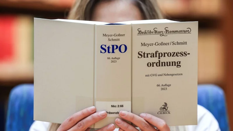 Gefunden - aber ist er oder sie auch für den jeweiligen Fall geeignet? Rechtsbeistände sollten im betreffenden Rechtsgebiet möglichst fachkundig sein. - © Oliver Berg/dpa/dpa-tmn