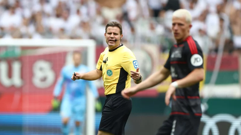 Felix Brych erklärt, wie er mit schwierigen Spielern umgeht. - © Daniel Löb/dpa