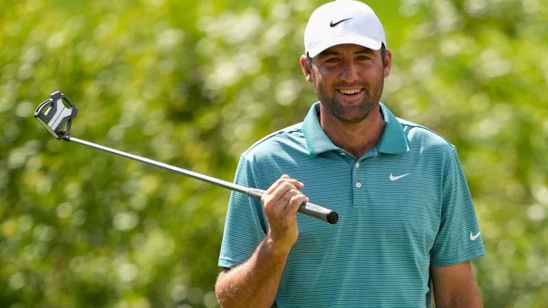 Scottie Scheffler hat bei der PGA Championship nach der dritten Runde die Führung übernommen. - © Matt York/AP/dpa