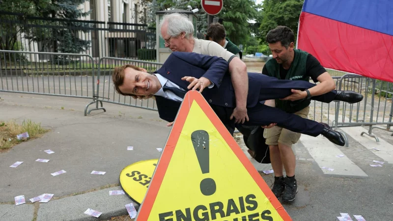 Mit der Wachsfigur von Pr&auml;sident Macron haben Greenpeace-Aktivisten gegen die anhaltende franz&ouml;sische Einfuhr von Gas und Kunstd&uuml;nger aus Russland protestiert. (Archivbild) - &copy; Thomas Samson/AFP/dpa