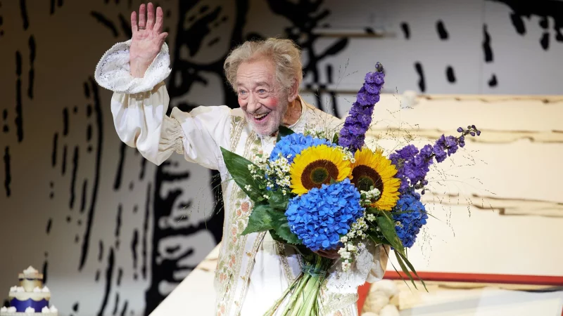 «Happy Birthday»: Zum Geburtstag bekam Hallervorden einen großen Blumenstrauß und ein Ständchen. - © Joerg Carstensen/dpa