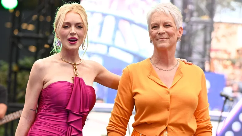 Lindsay Lohan (l.) und Jamie Lee Curtis posieren für Fotos bei der Vorstellung ihres gemeinsamen Films «Freakier Friday», der jetzt in die deutschen Kinos kommt. (Archivfoto) - © Carlos Tischler/eyepix via ZUMA Press Wire/dpa