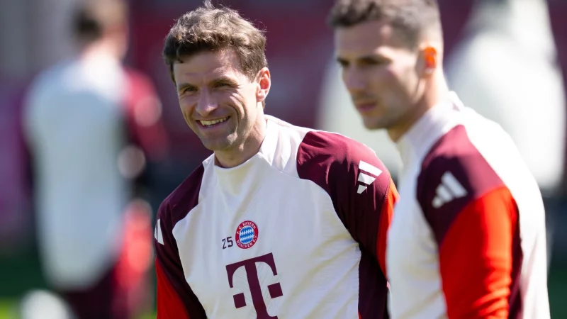 Als Gast an der S&auml;bener Stra&szlig;e: Thomas M&uuml;ller (l). - &copy; Sven Hoppe/dpa