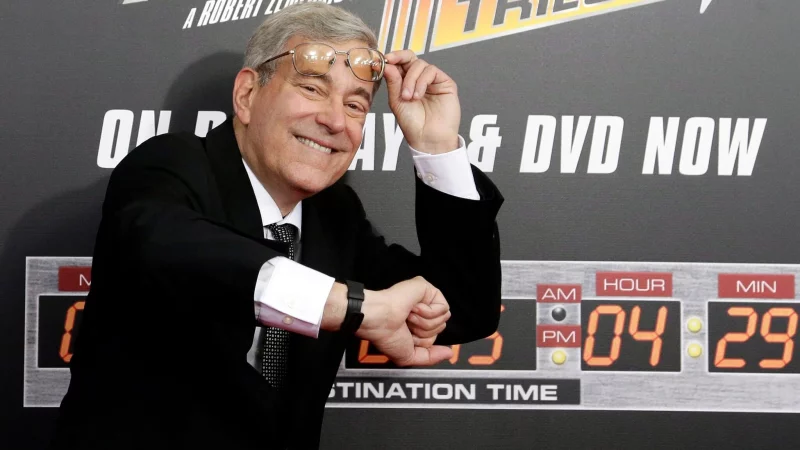 Bob Gale wirkte an allen drei «Zurück in die Zukunft»-Filmen als Autor mit. (Archivbild) - © Jason Szenes/EPA/dpa