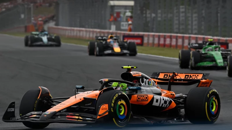 McLaren-Pilot Lando Norris an der Spitze des Feldes. - &copy; Denes Erdos/AP/dpa