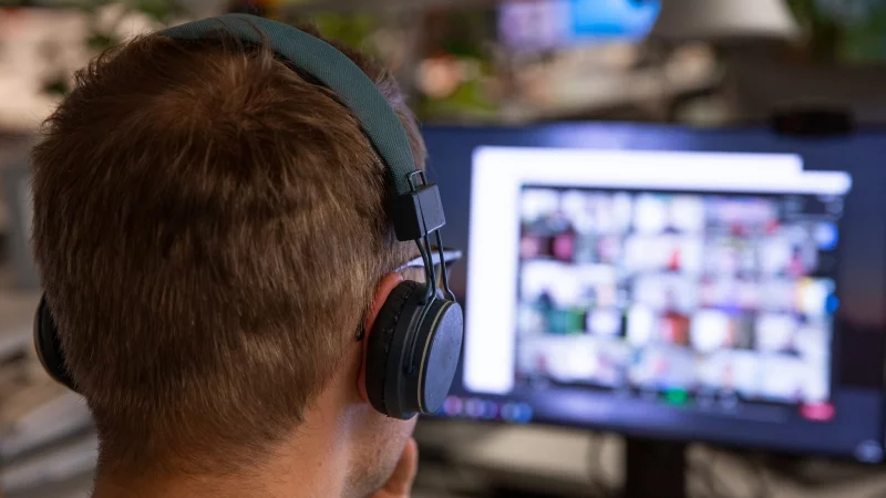 Kamera an: Wer sich in Onlinemeetings zeigt, trägt schon mal ein kleines bisschen zur besseren Sichtbarkeit im Job bei. - © Catherine Waibel/dpa-tmn