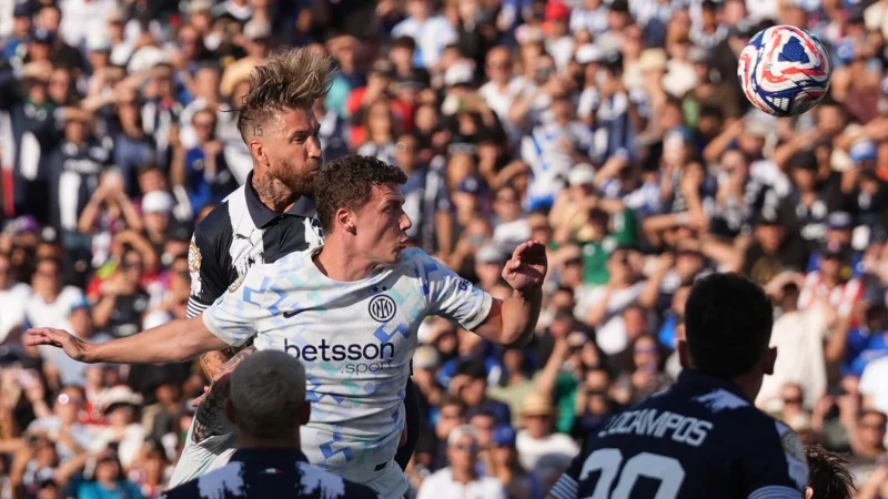 Sein Kopfballspiel war schon immer Weltklasse: Sergio Ramos (hinten). - © Gregory Bull/AP/dpa