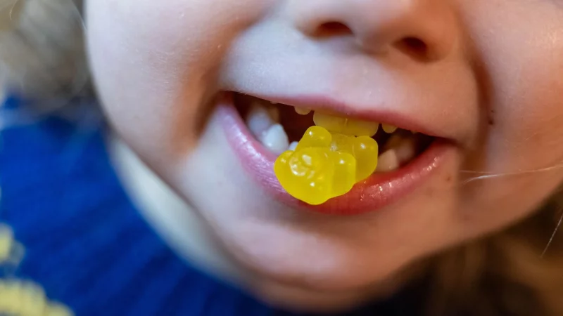 Schlafgummis mit Melatonin können Nebenwirkungen haben und enthalten teils größere Mengen von dem Hormon als angegeben. - © Hendrik Schmidt/dpa