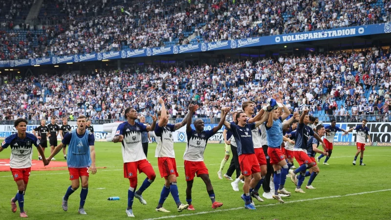 Durften endlich jubeln: die HSV-Spieler - &copy; Christian Charisius/dpa