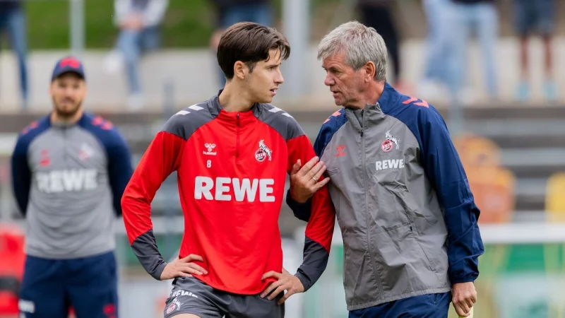 Guter Draht zu den Spielern: Funkel beim FC-Training. - © Rolf Vennenbernd/dpa