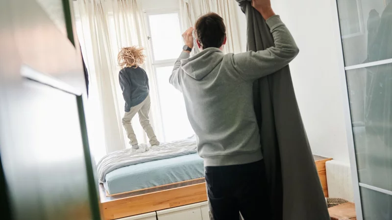 Gelassen bleiben und Fehler verzeihen: Wächst ein Kind mit ADHS auf, sollten Eltern lernen, dem Kind mit Verständnis zu begegnen und sich selbst zu vergeben, wenn sie im Alltag mal falsch reagieren. - © Annette Riedl/dpa/dpa-tmn