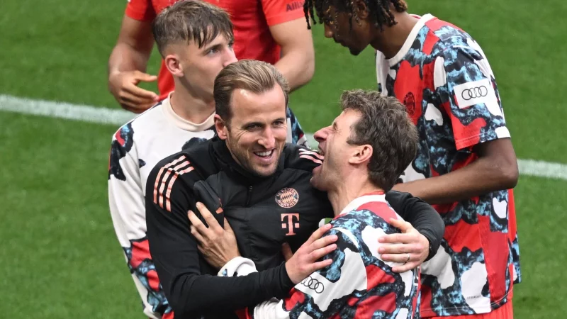 Harry Kane (l) freut sich mit Thomas M&uuml;ller. - &copy; Hendrik Schmidt/dpa