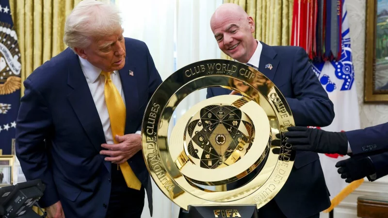 US-Präsident Donald Trump (l) und FIFA-Präsident Gianni Infantino mit der goldenen WM-Trophäe im Oval Office des Weißen Hauses. - © Uncredited/Pool/AP/dpa