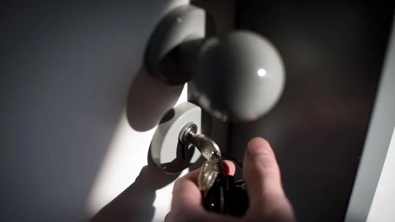 Schlüssel zur Wohnung unter der Fußmatte versteckt? Verschafft sich mit diesem jemand unbefugt Zugang, können Mieterinnen und Mieter zur Rechenschaft gezogen werden. - © picture alliance / dpa
