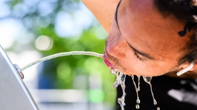 Viel trinken! Das ist an heißen Sommertagen und auch nach dem Sporttreiben besonders wichtig. - © Julian Stratenschulte/dpa/dpa-tmn