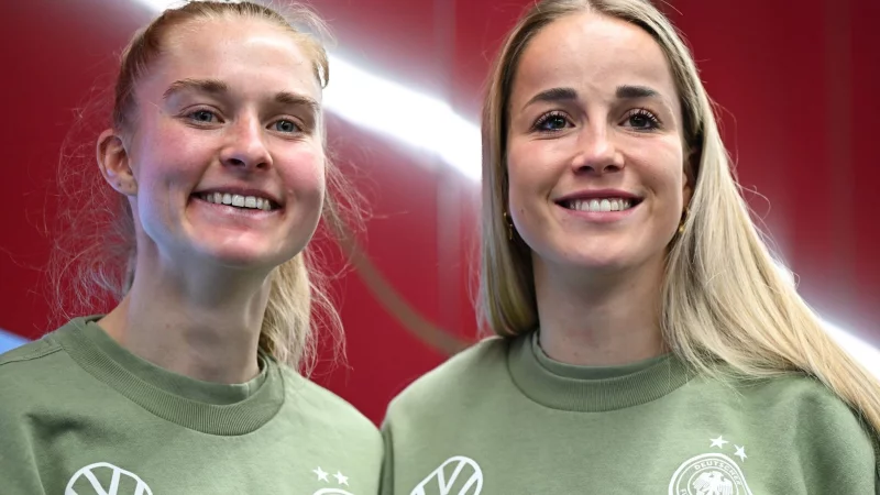 Kapitänin Giulia Gwinn (r.) und ihre Stellvertreterin Janina Minge - © Arne Dedert/dpa