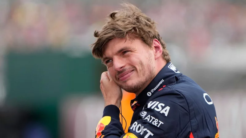 Max Verstappen hat bei Red Bull noch einen Vertrag bis 2028. (Archivbild) - © Darko Bandic/AP/dpa