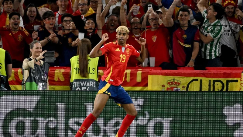 Jüngster Doppeltorschütze in der Historie der spanischen Nationalelf: Lamine Yamal. - © Marijan Murat/dpa