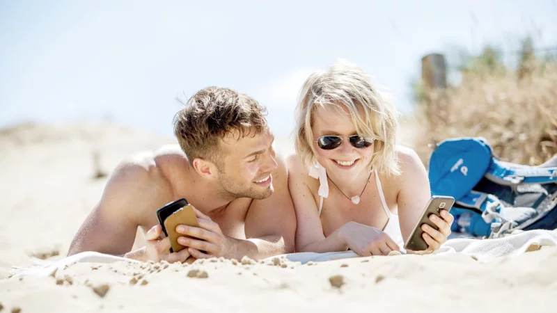 Leichte Stimmung, falsche Signale: Die Urlaubsatmosphäre kann dazu verleiten, mehr in einen Flirt hineinzuinterpretieren als angebracht. - © Christin Klose/dpa-tmn