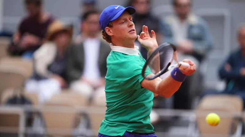 Jannik Sinner ist bei den French Open ohne Satzverlust ins Halbfinale marschiert. - © Lindsey Wasson/AP/dpa