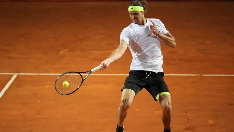 Alexander Zverev spielt überraschend doch am Hamburger Rothenbaum. - © Alessandra Tarantino/AP/dpa