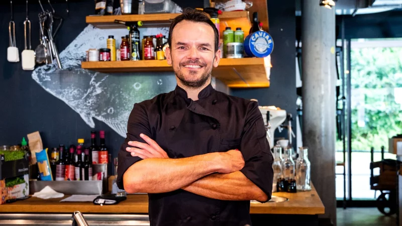 Der TV-Koch findet: Auch Kinder sollen Kochen lernen. - &copy; Daniel Bockwoldt/dpa
