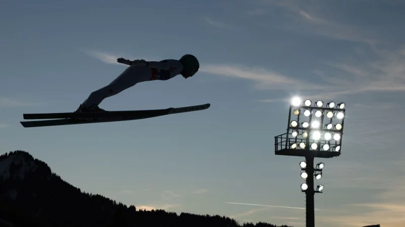 &Ouml;sterreichs Skispringerinnen verzichten nach dem Sturz ihrer Landsfrau Eva Pinkelnig auf den Gro&szlig;schanzenwettbewerb. (Archivbild) - &copy; Karl-Josef Hildenbrand/dpa