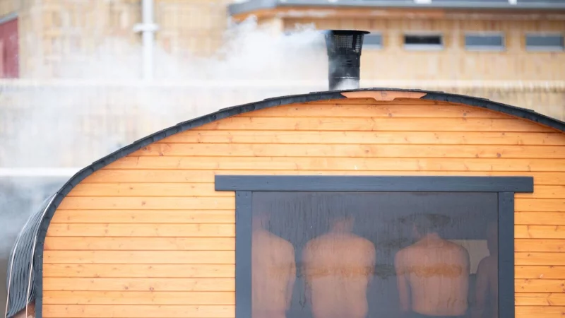 Eigenverantwortung gefragt: Saunabesucher m&uuml;ssen auf ihr Verhalten achten und Gefahren, etwa durch hei&szlig;e B&ouml;den, selbst einsch&auml;tzen. - &copy; Sebastian Gollnow/dpa/dpa-tmn