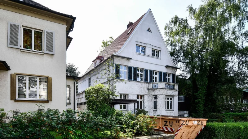 Wer sein Eigenheim sanieren will, sollte pr&uuml;fen, ob es zus&auml;tzlichen Versicherungsschutz ben&ouml;tigt. - &copy; Kirsten Neumann/dpa/dpa-tmn