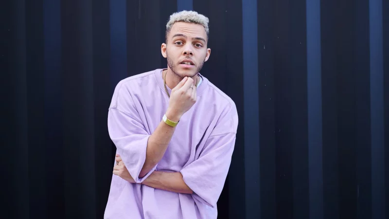 S&auml;nger Malik Harris ist als Halbamerikaner stolz auf den neuen Papst. - &copy; Annette Riedl/dpa